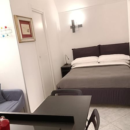 Апартаменты La Residenza Napoli Short Let Monolocale Standard Via Chiaia 82 Napoli Экстерьер фото