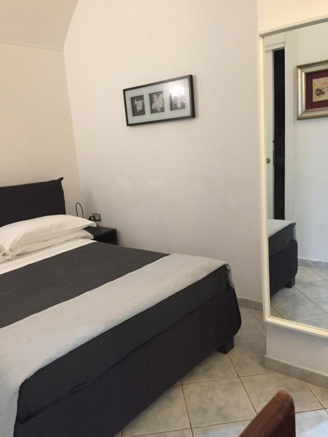 Апартаменты La Residenza Napoli Short Let Monolocale Standard Via Chiaia 82 Napoli Экстерьер фото