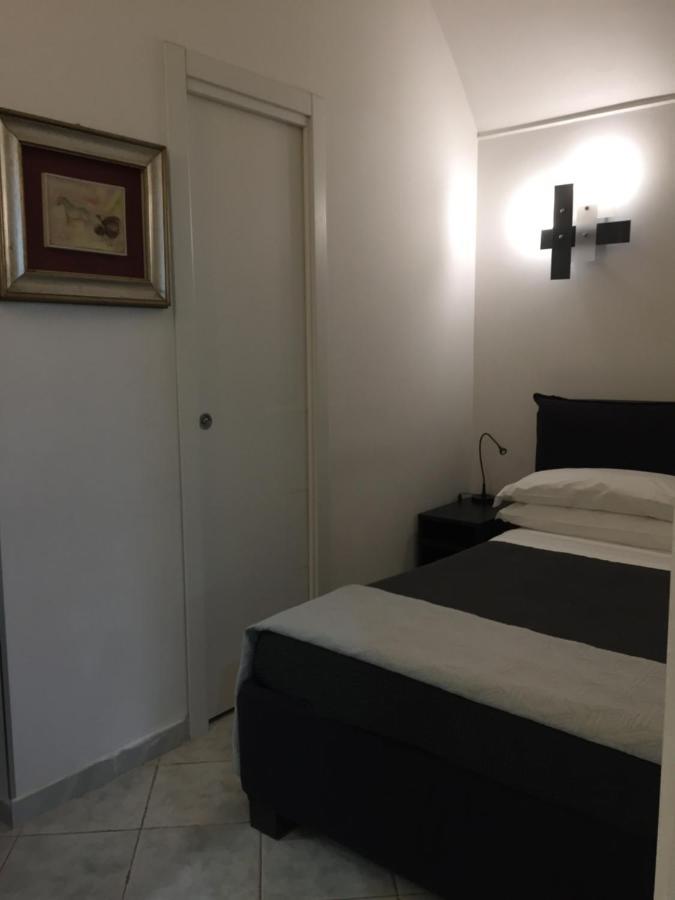 Апартаменты La Residenza Napoli Short Let Monolocale Standard Via Chiaia 82 Napoli Экстерьер фото
