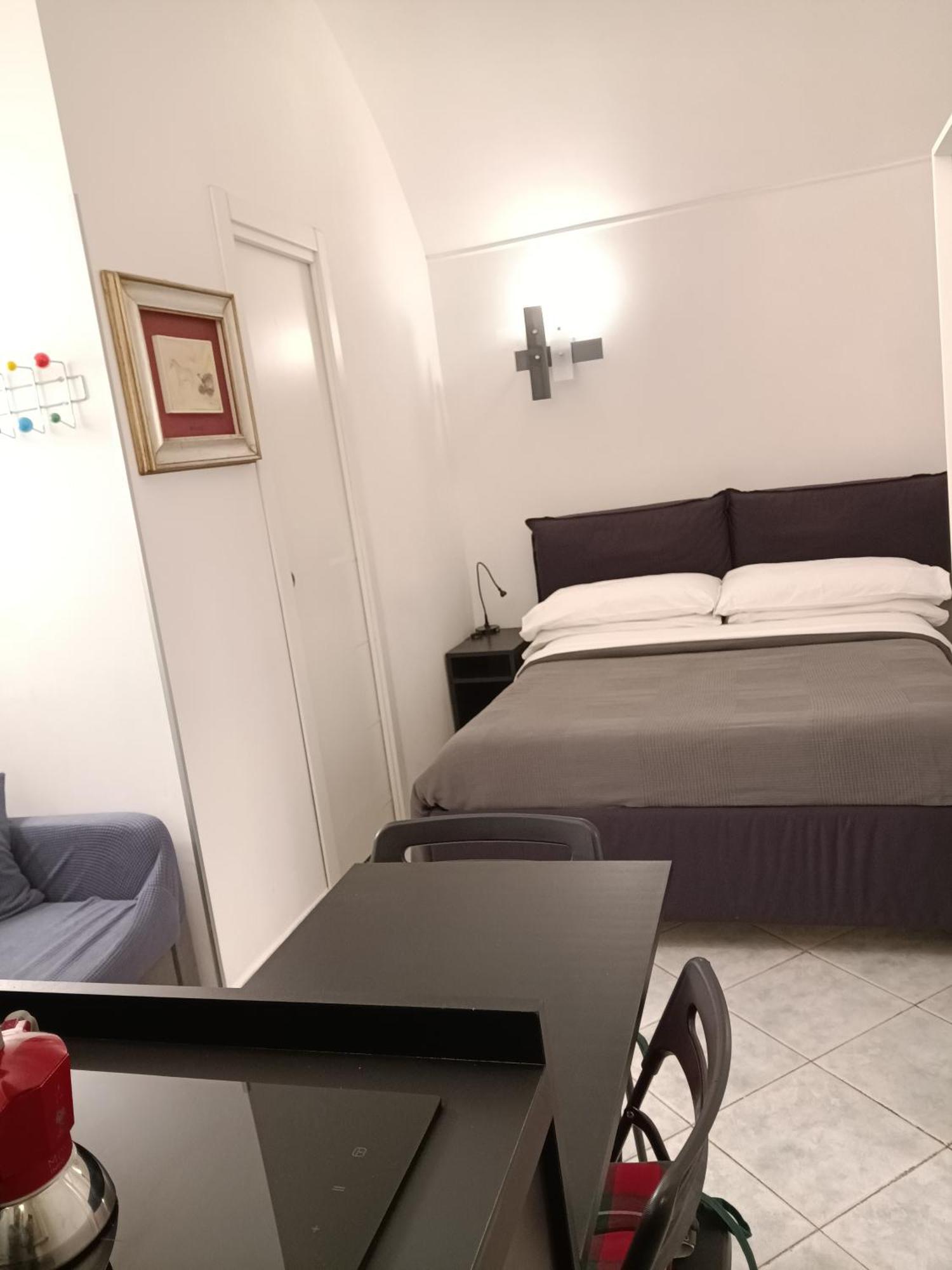 Апартаменты La Residenza Napoli Short Let Monolocale Standard Via Chiaia 82 Napoli Экстерьер фото